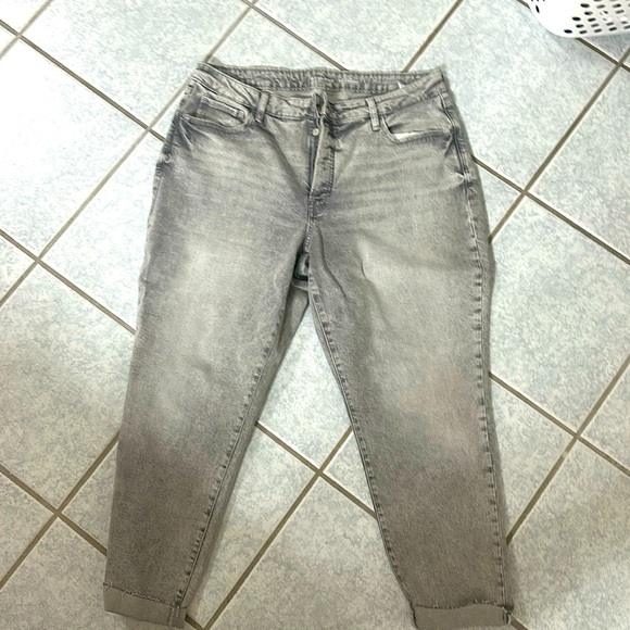 Super cute gray-washed Old Navy jeans! - Picture 1 of 3